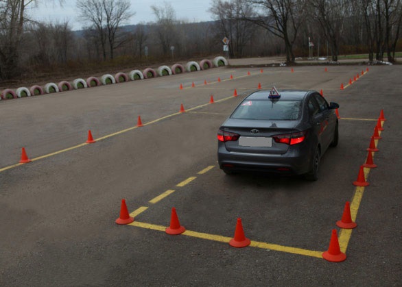 Обучение вождению в автошколе Мотор - отработка парковки на легковом автомобиле