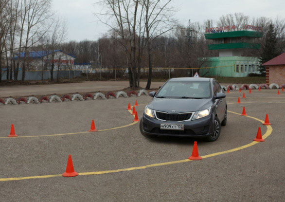 Уроки вождения в автошколе Мотор - управление автомобилем на автодроме